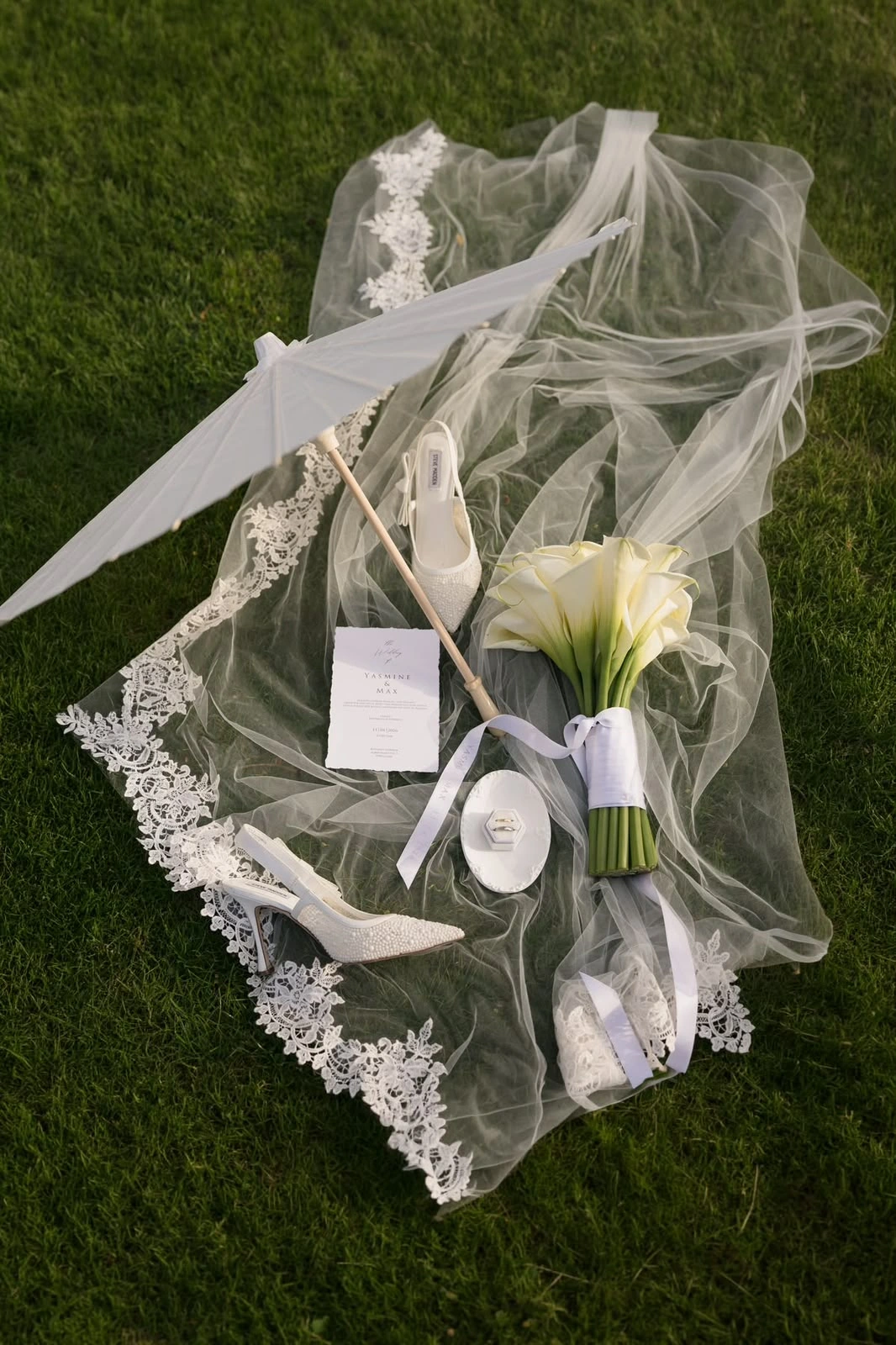 Véu, sapatos, buquê e detalhes do casamento sobre a grama